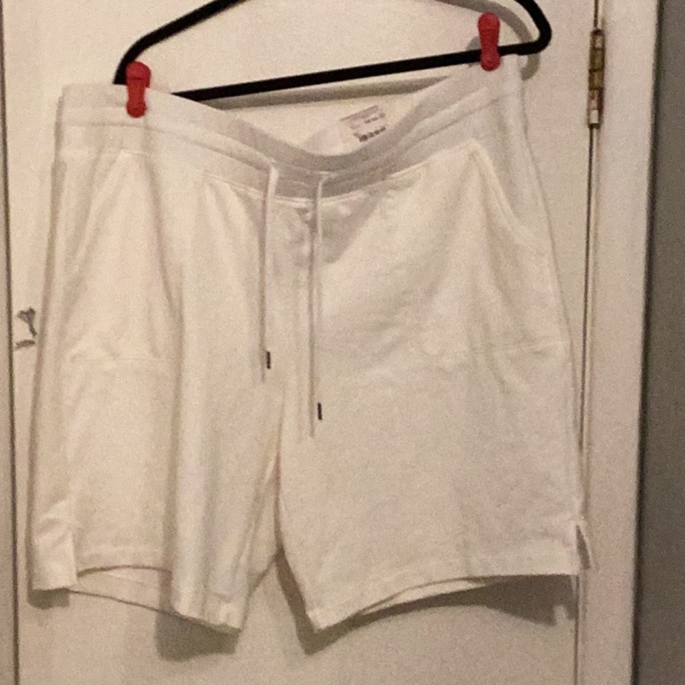 St. John's Bay White Bermuda Shorts Elastic Waist - Picture 2 of 13